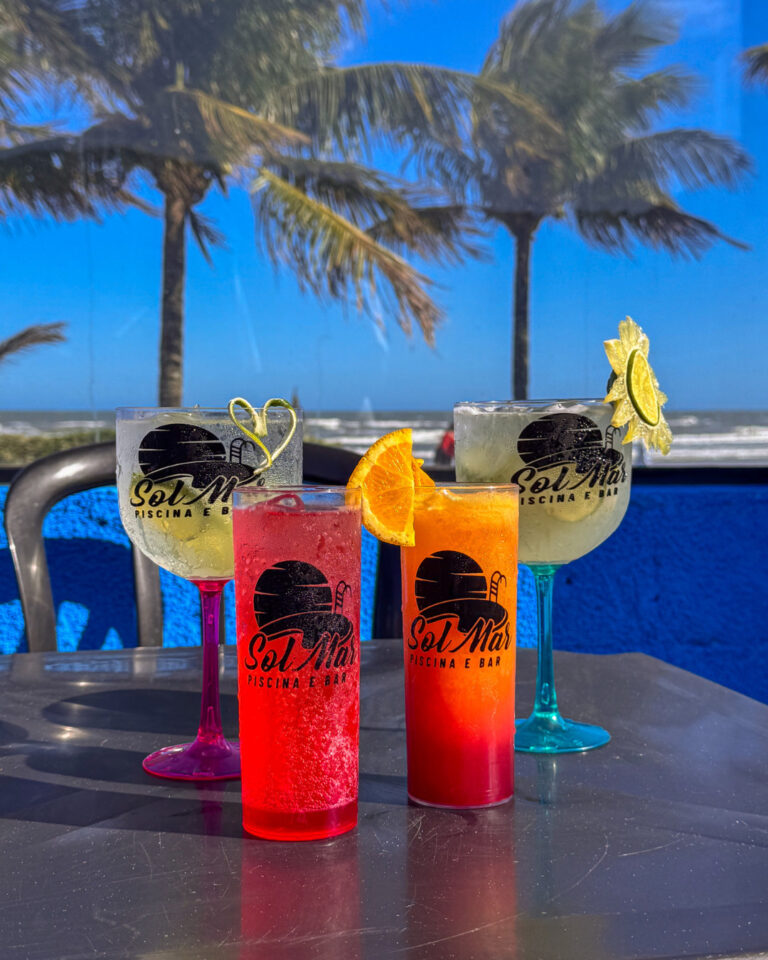 🍹 Drink na mão, vista pro mar e aquele clima que só o Sol Mar entregaAqui, cada gole vem com sa