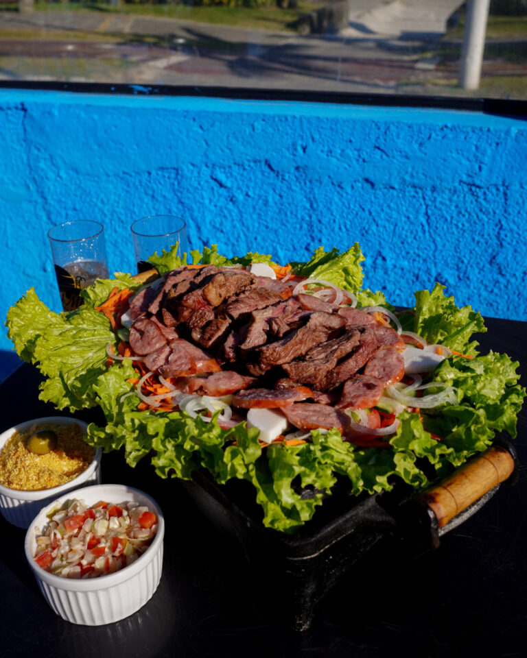 🔥 Sabor marcante, ponto perfeito e aquele visual que abre o apetite só de olharServido com capr